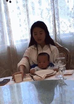 |搞笑GIF趣图：夫妻相相似度百分之九十九，好幸福哦