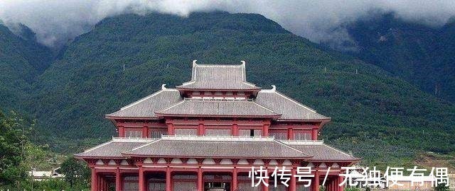 寺庙$老和尚一上联“万砖千瓦百工造成十佛寺”，下联堪称绝对