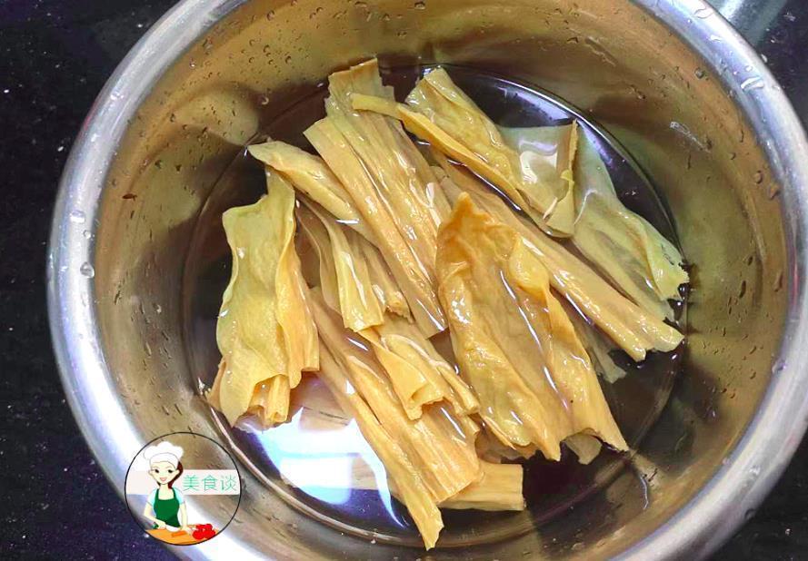 此两样素菜一起炒,不放肉也很鲜美,蛋白质是猪肉4倍,孩子爱吃