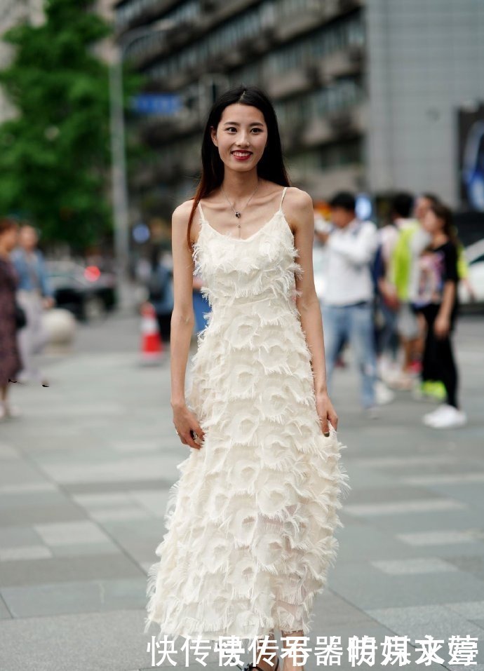 小姐姐穿绒毛的连衣裙美成仙女,笑容还这么甜美