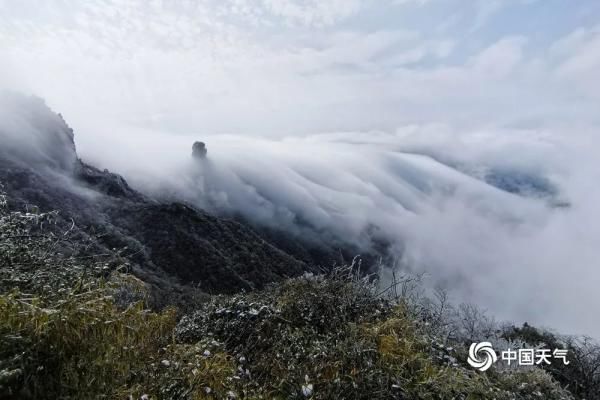 梵净山惊现瀑布云海奇观