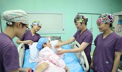 悠悠|生完小孩后,医生如果再次把手伸进产道,可能是在救产妇