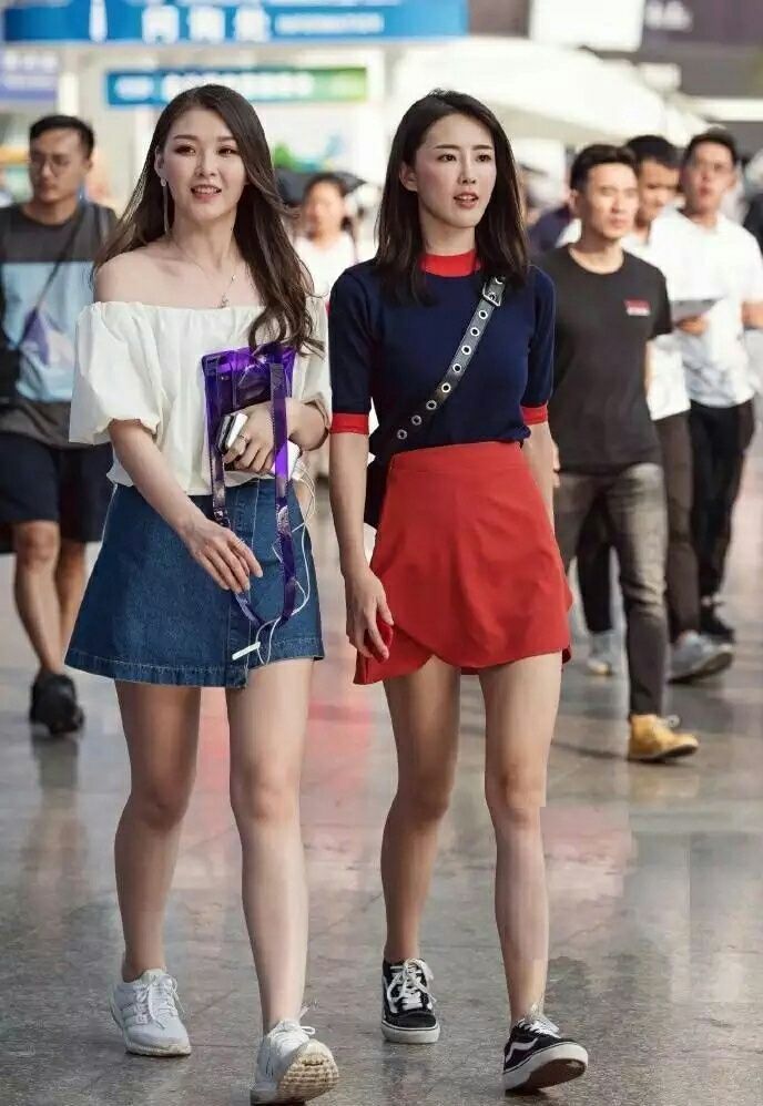 粉色|街拍:美女白色短裤搭配粉色一字肩衬衫,走在街上时尚气质十足!