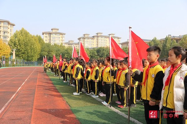 升旗仪式|向国旗敬礼，为祖国点赞——天安门国旗护卫队走进华侨城小学