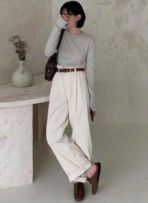 冬天怎么穿更潮流？试试“薄打底＋厚外套”，时尚达人最爱