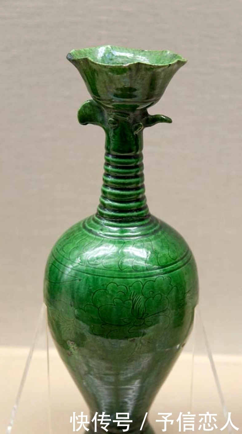 五代定窑刻缠枝牡丹纹凤首瓶