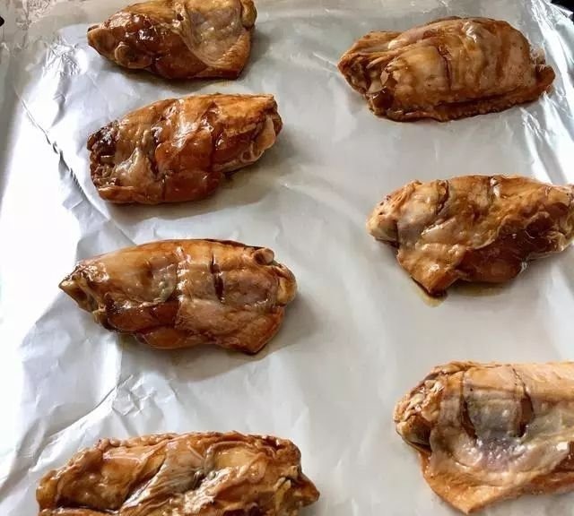 比可乐鸡翅还好吃的蜜汁烤翅,简单三步就能做出来,上桌就光盘!