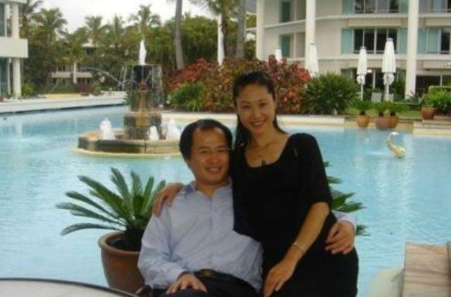 伤心|她是著名歌唱家,因丈夫出轨伤心过度摔下楼梯,后网恋遇现任丈夫