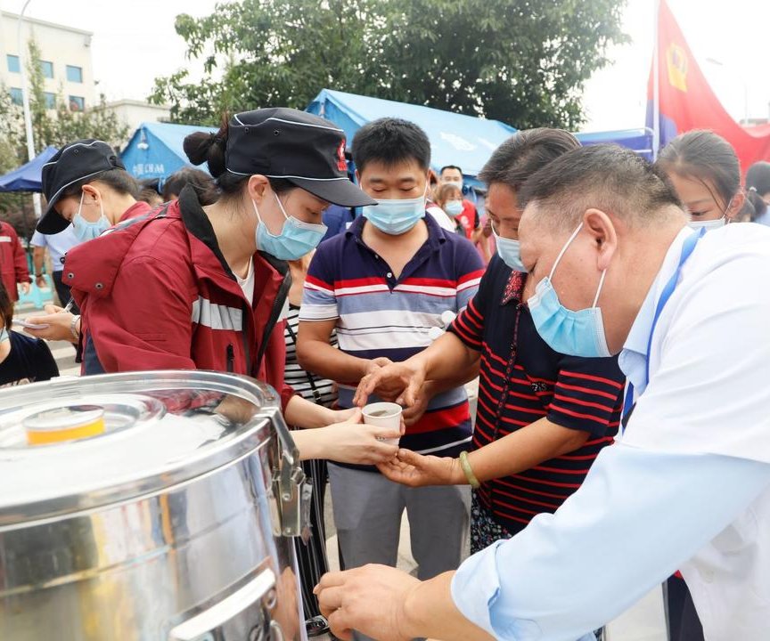 救援队|西南医科大学附属中医医院为泸县地震灾区群众免费发放中药大锅汤