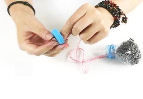 钢丝球塞到塑料瓶中,放到厨房里太实用了,轻松解决家家户户麻烦