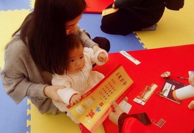 满月酒|宝宝抓周,径直抓住奶奶随手放下的“小东西”,全家笑容渐渐凝固