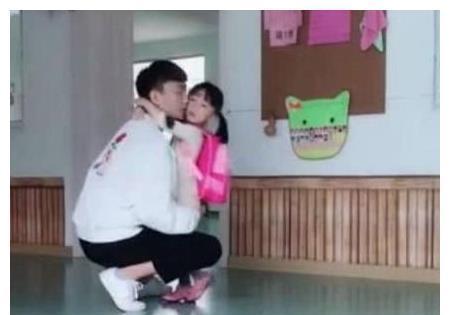 二胎|26岁哥哥幼儿园接四岁亲妹妹,超宠溺,网友:好羡慕啊!