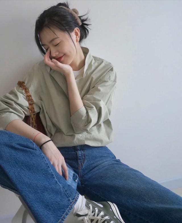 讲真！穿优衣库就服这些50+女性，她们的早春穿搭，时髦高级