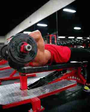 仰卧臂屈伸|仰卧臂屈伸动作解析，帮你了解动作正确完成，发挥动作优势练三头