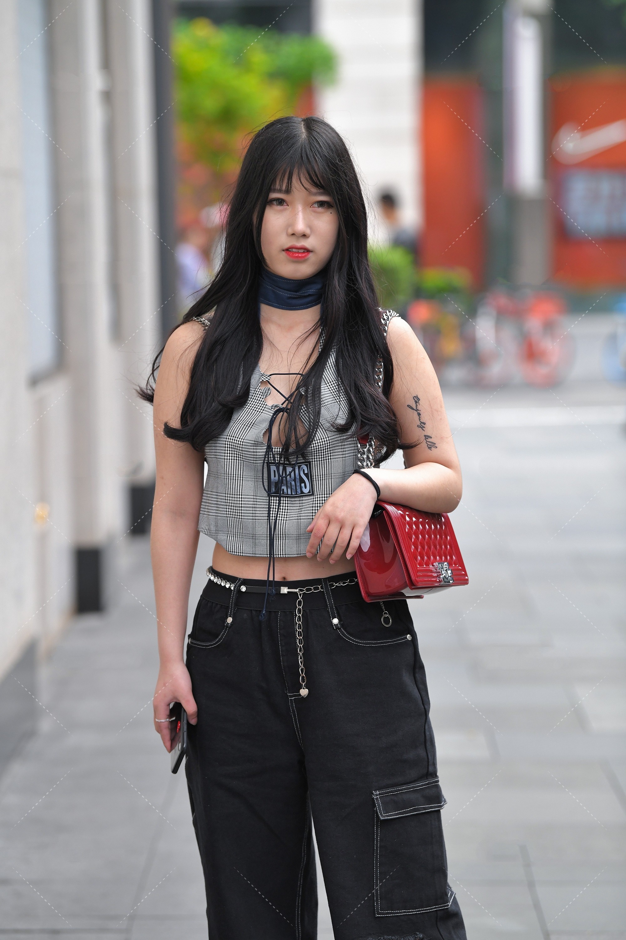 搭配|灰色条纹图案无袖上衣, 搭配黑色阔腿长裤子, 时尚感穿搭