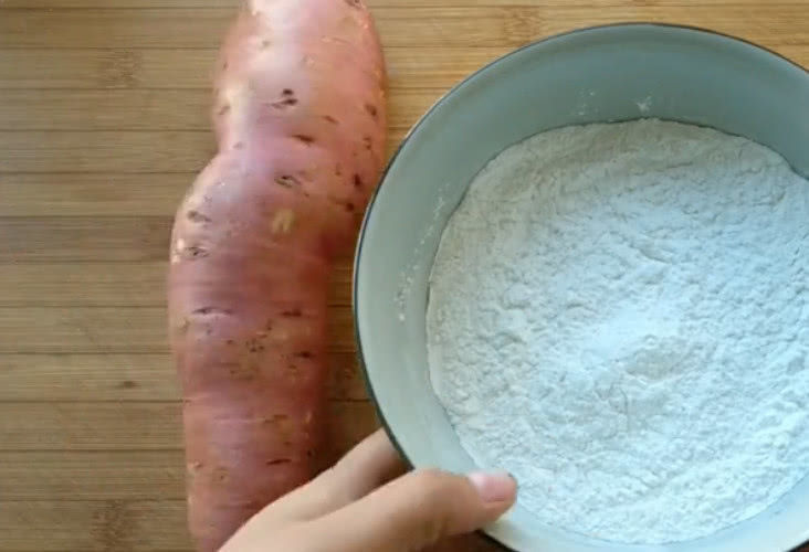 红薯饼|家里剩一根红薯,妈妈加两个鸡蛋,十分钟做美食,儿子一顿吃四个