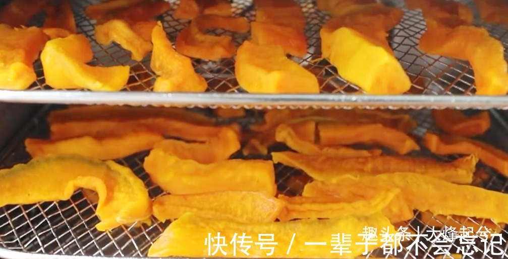 秋天南瓜多吃不完，太阳一晒，教你做成小零食，大人小孩都爱吃