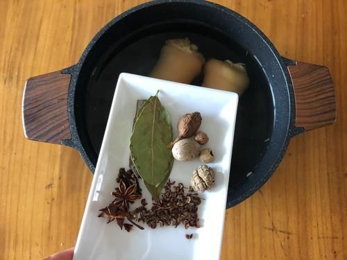 给猪蹄去腥,有人用姜有人用料酒,告诉你正确方法,做完太香了