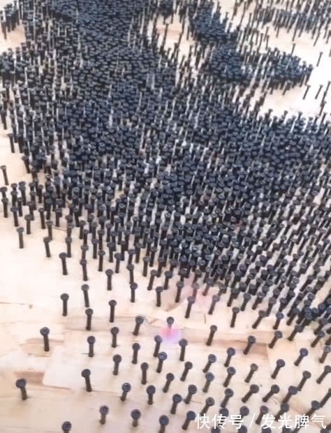 玛丽莲梦露!男子在木板上钉满钉子,半个小时后成品出来,感觉恋爱了