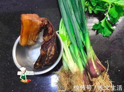 蒜苗|年夜饭必吃的小炒菜，炒一炒5分钟就上桌，鲜香开胃，下酒又下饭