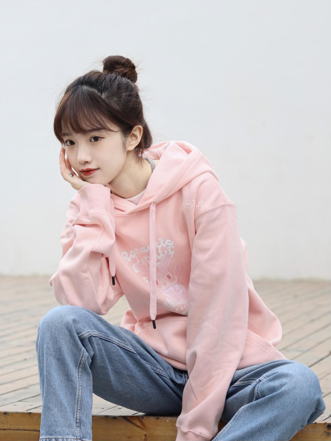 美眉|谁说穿卫衣普通?get这些时髦精必备小技巧,秋季出街告别路人感