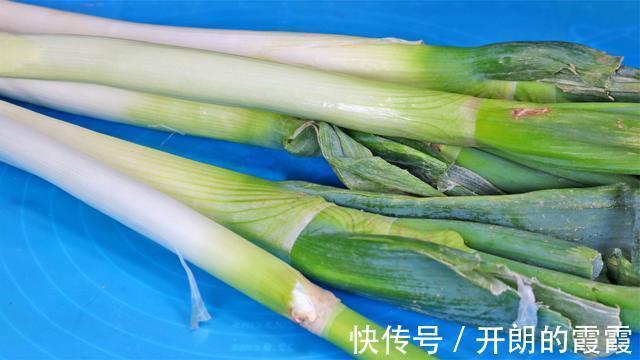 大葱最实用的3种保存方法，放一个月和新买的一样，不干也不空心