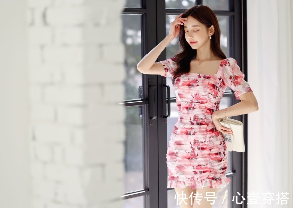 时尚搭配|女神孙允珠的时尚搭配:丹彩春樱碎花初恋旋叶鱼尾裙