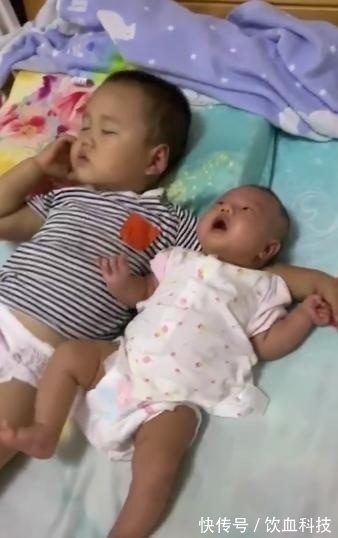 尿不湿|哥哥帮妈妈哄妹妹睡觉,结果成功哄睡自己,妈妈看到后哭笑不得