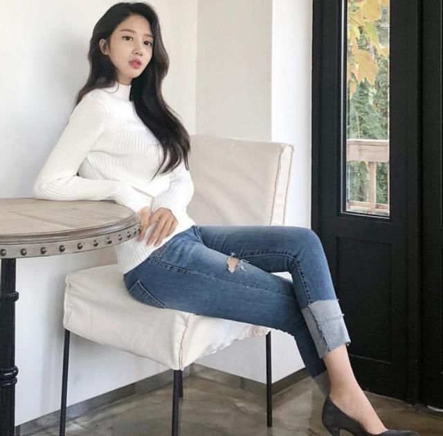 牛仔裤的穿搭优雅更俏皮，显得随意霸气，让你美的更加肆意！