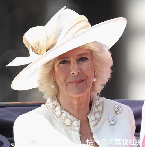 王室!卡米拉是王室隐藏的奢侈品狂魔?无奈再贵的珠宝她戴也不好看