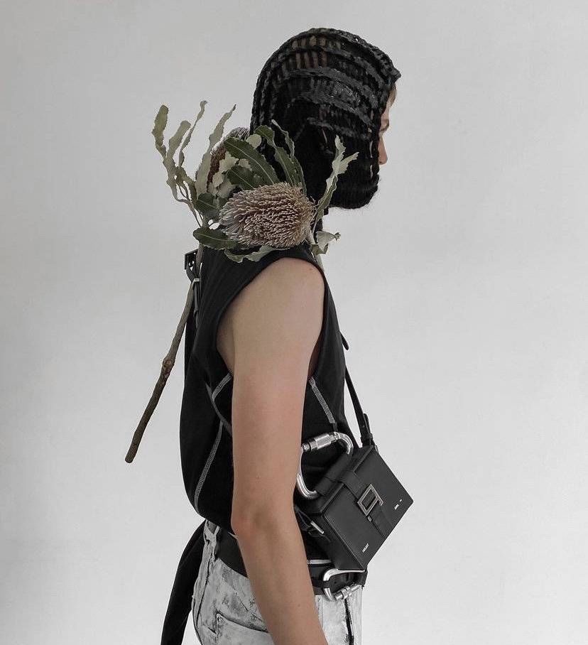 巴黎世家 购时髦：奢侈品大牌也玩赛博朋克？｜封面天天见·逛姐出街