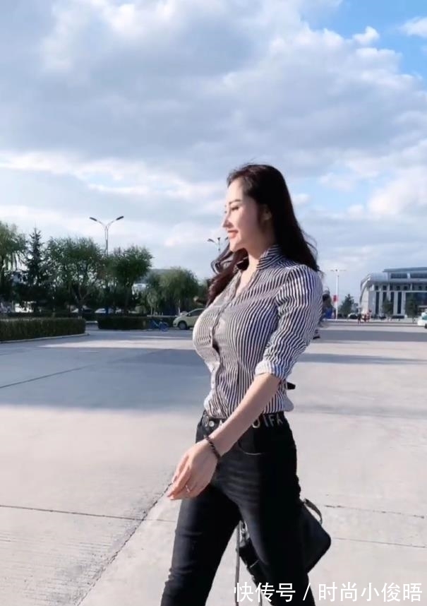 女孩 条纹衬衫配上牛仔裤,值得高挑女孩试上一试