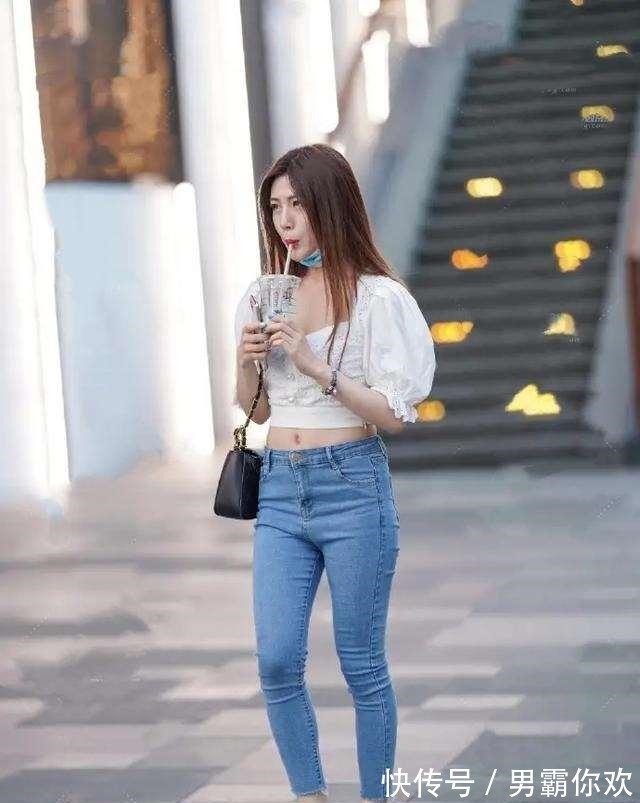 打底裤 黑色细跟高跟鞋搭配蓝色破洞打底裤,显瘦显高,非常优雅温柔!