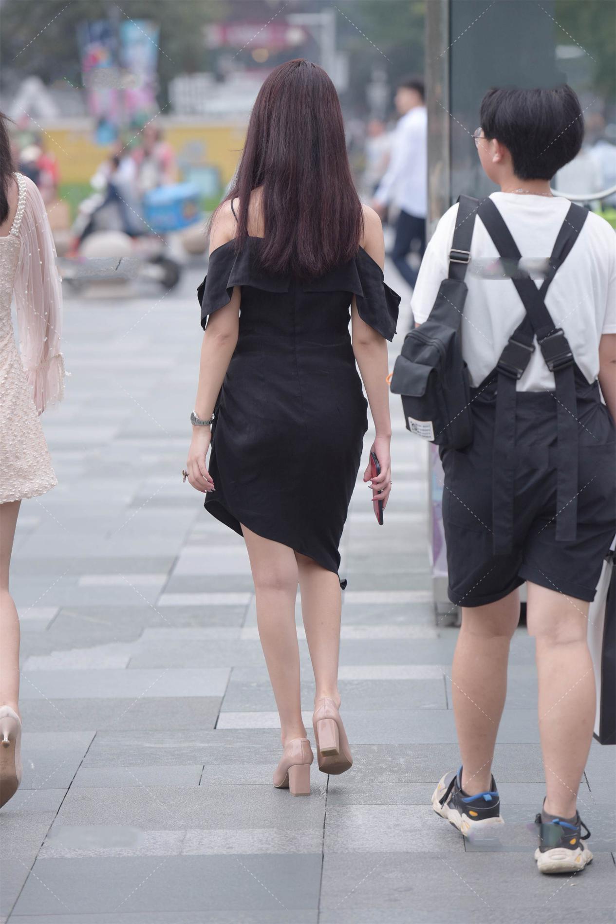 清冷|清冷又高贵的搭配, 就选黑色连衣裙搭配同色系脖圈