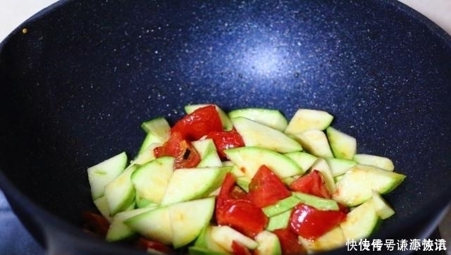 营养|一家三口的晚餐,4道家常菜荤素搭配,开胃又下饭,好吃又营养