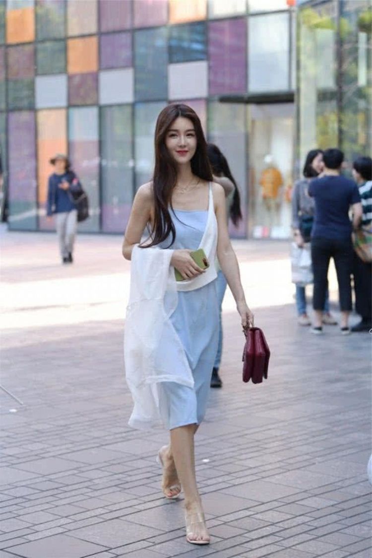 美女|街拍美女,夏日清凉穿搭是首选,美女搭配出的气质非凡