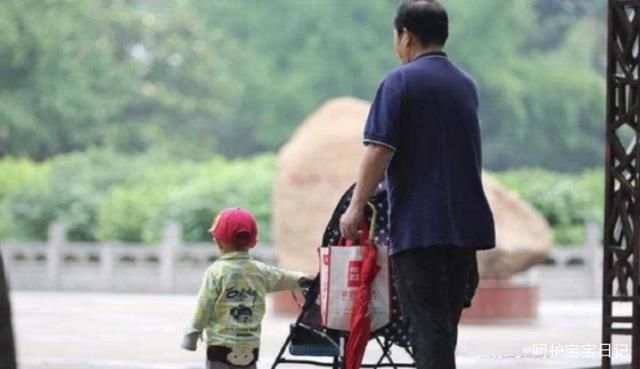 爷爷的“豪华婴儿车”火了，挡雨遛娃俩不误：想要这样的爷爷