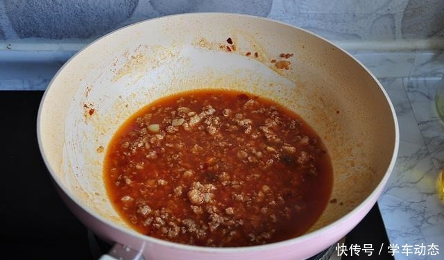 三个鸡蛋做盘菜，鲜香微辣味道不错，我家吃一回就喜欢上了，下饭