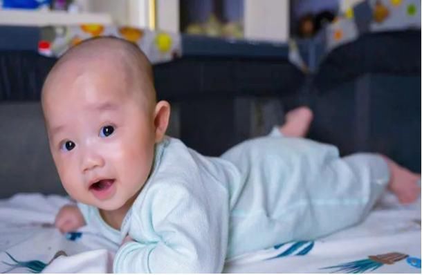 筛查|6月龄宝宝会有以下“本领”，如果不达标，建议家长做个全面检查