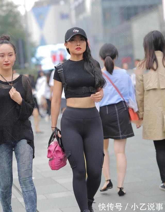 短款 清爽穿搭非瑜伽裤莫属,搭配方面更是彰显个性,气质凸显!