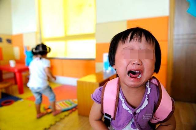 幼儿园|小班妹妹上幼儿园大哭,大班哥哥听后迅速来哄,兄妹情深让人感动