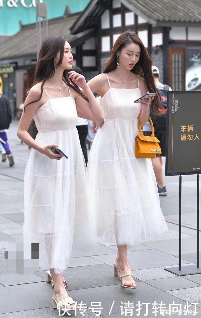回头率|闺蜜装穿出一对姐妹花,白色薄纱连衣裙搭配高跟鞋,回头率极高