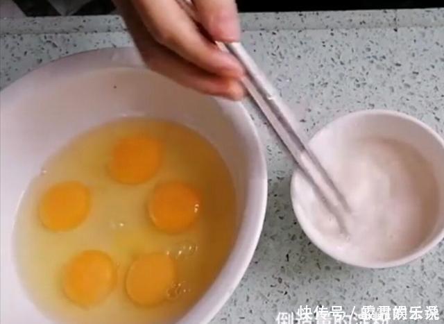 蒸鸡蛋羹时,千万别加水就蒸!牢记加一物,鸡蛋羹比豆腐脑还要嫩