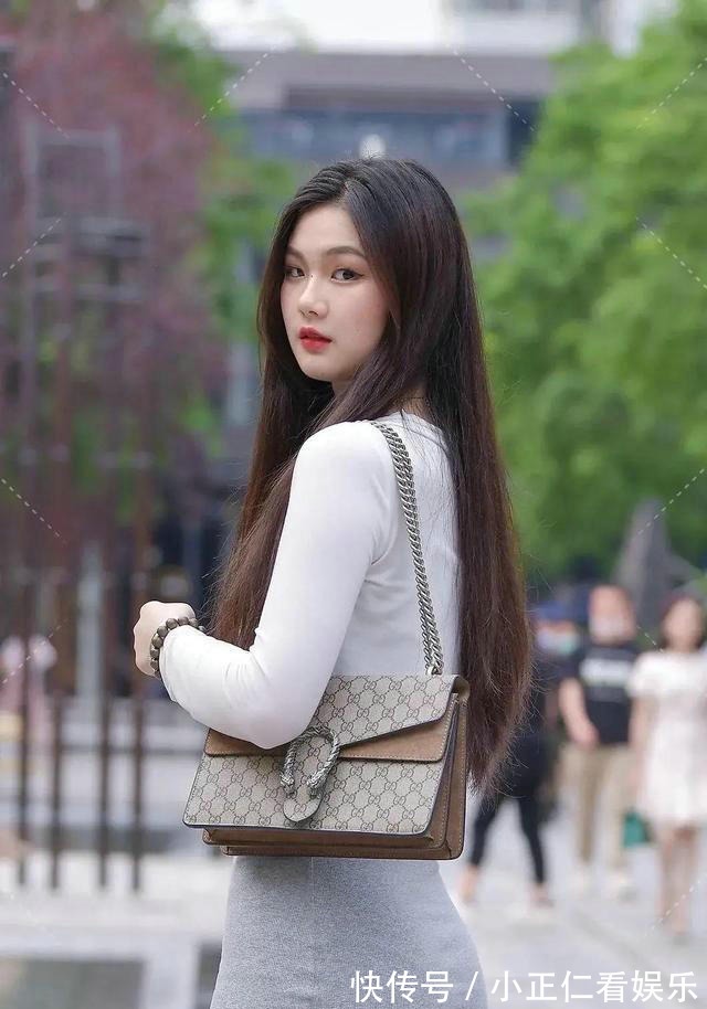 修身半袖 搭配淡色的修身半袖,衣服掖在牛仔裤子里面,烘托身体比例