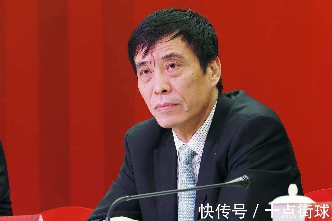 中国足球|月薪17万还嫌少?足球名记怀疑似乎有人故意输越南,球迷猜这两人