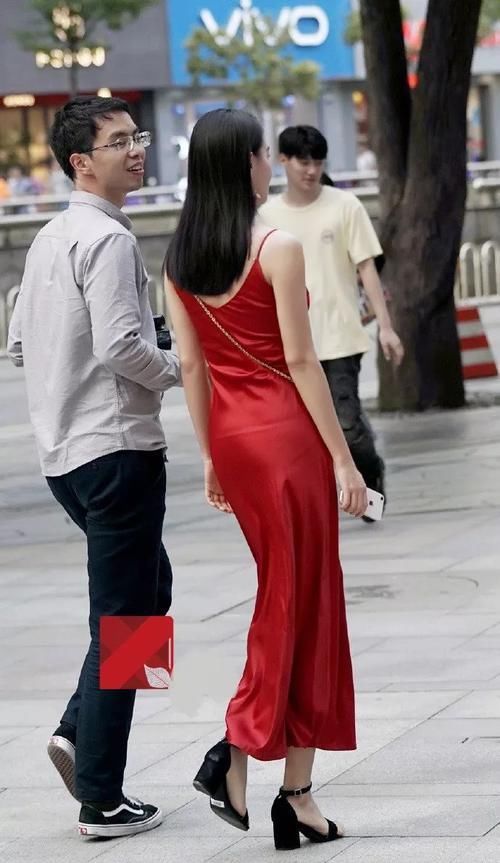 路人街拍一袭红色吊带裙的小姐姐,这身材给力啊