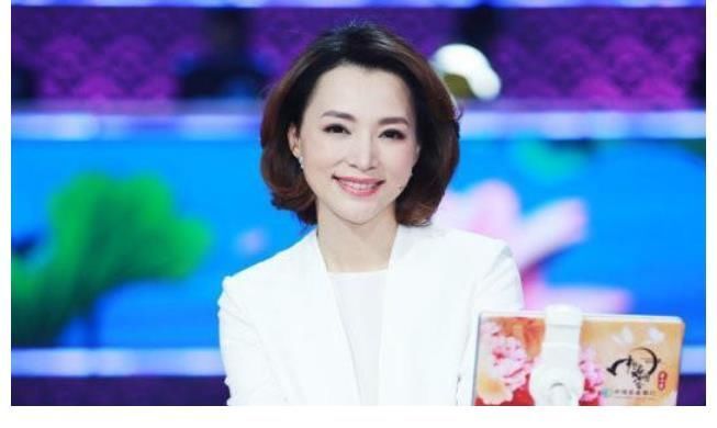 董卿连续4年缺席央视春晚，节目组道出真相，太令人惋惜！