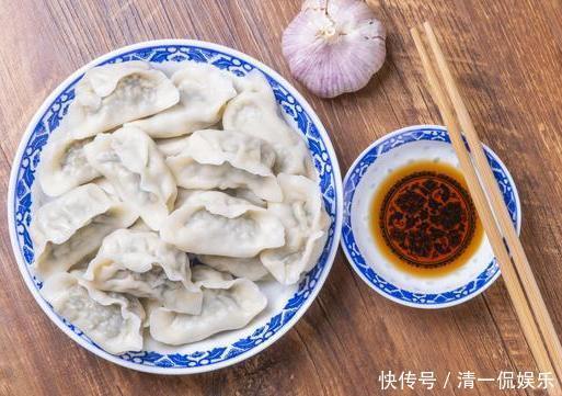 出水|包韭菜饺子,万不可直接拌馅,掌握几个小技巧,韭菜不出水不变色