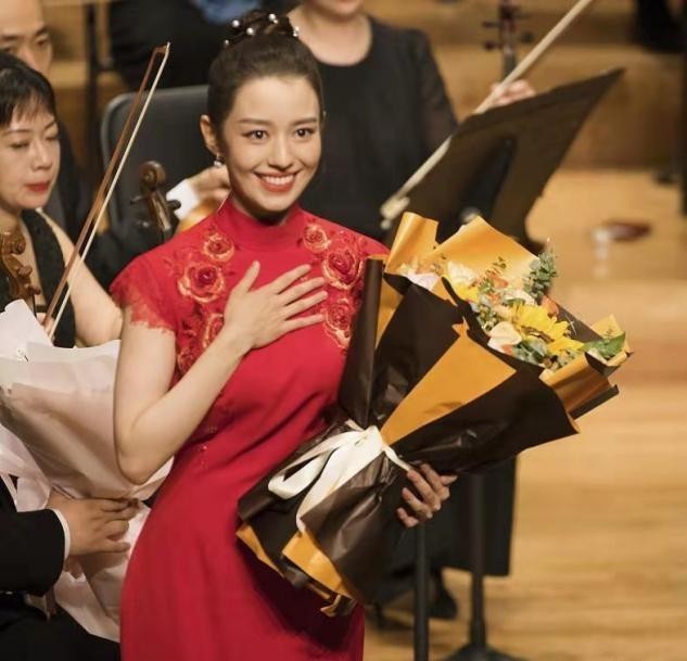 面相|吉娜生娃后变壮实,穿中国红旗袍在婆家捞金,面相和老公越来越像