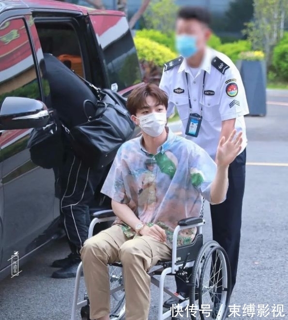 林籽|王彦霖婚礼外景超美，被传是伴郎的陈立农坐轮椅露面，伤势曝光
